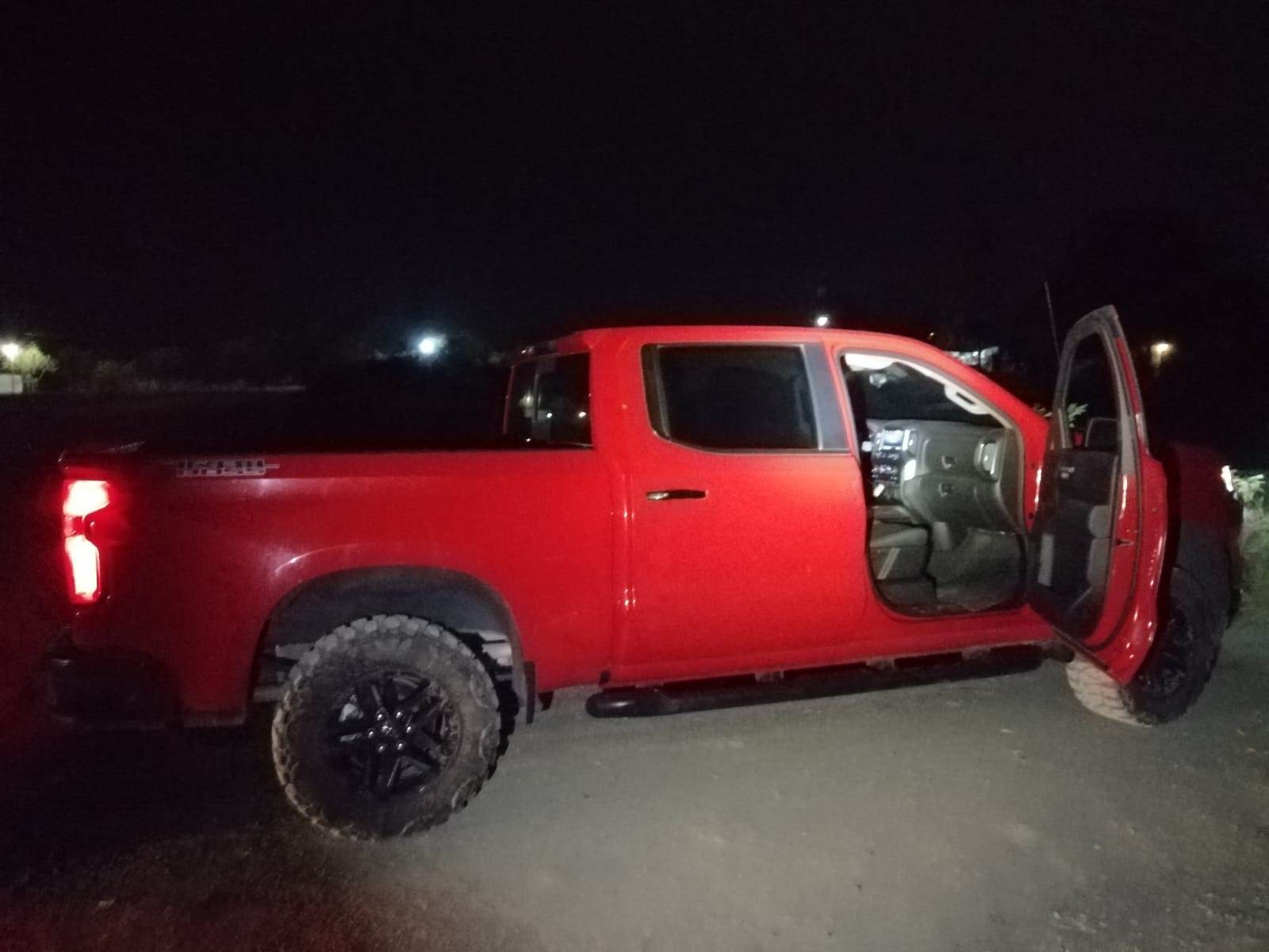 Logran detener a tres presuntos ladrones a quienes les aseguraron dos camionetas con reporte de robo y un arma larga, en Allende