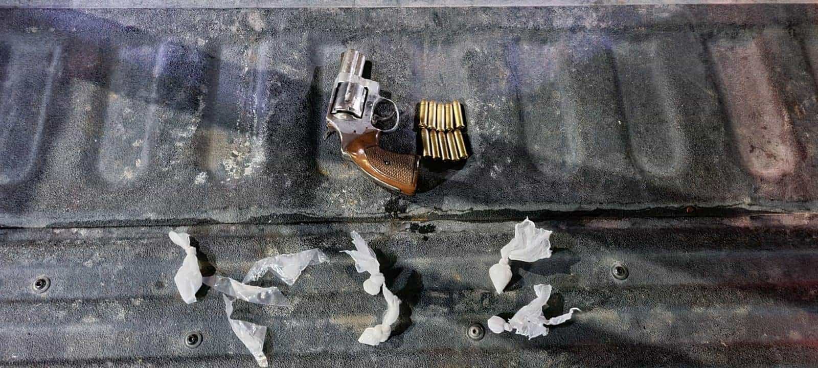 Les aseguraron varias dosis de una sustancia conocida como cristal listas para su venta, un arma de fuego y dinero en efectivo