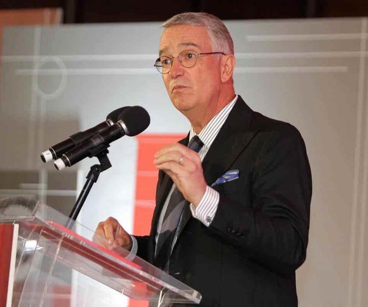 Salinas Pliego analiza conveniencia de comprar a Banamex