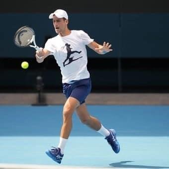 Sigue el lío Djokovic; habría falsificado PCR