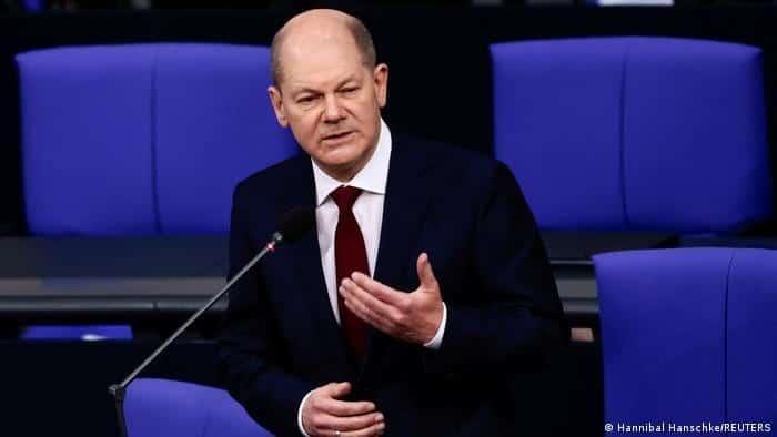 Defiende Olaf Scholz la vacunación obligatoria