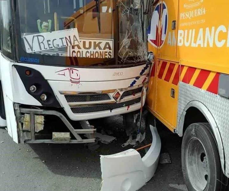 Chocan camión y ambulancia en Pesquería