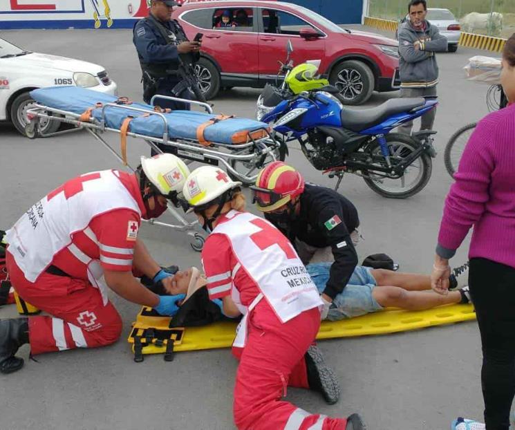 Conductor arrolla en forma intencional a 2 jóvenes