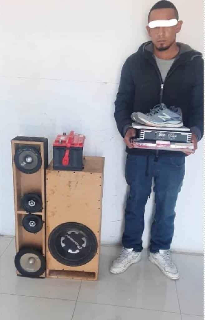 Lograron la detención de dos sujetos, que desvalijaron un automóvil, para robar los accesorios