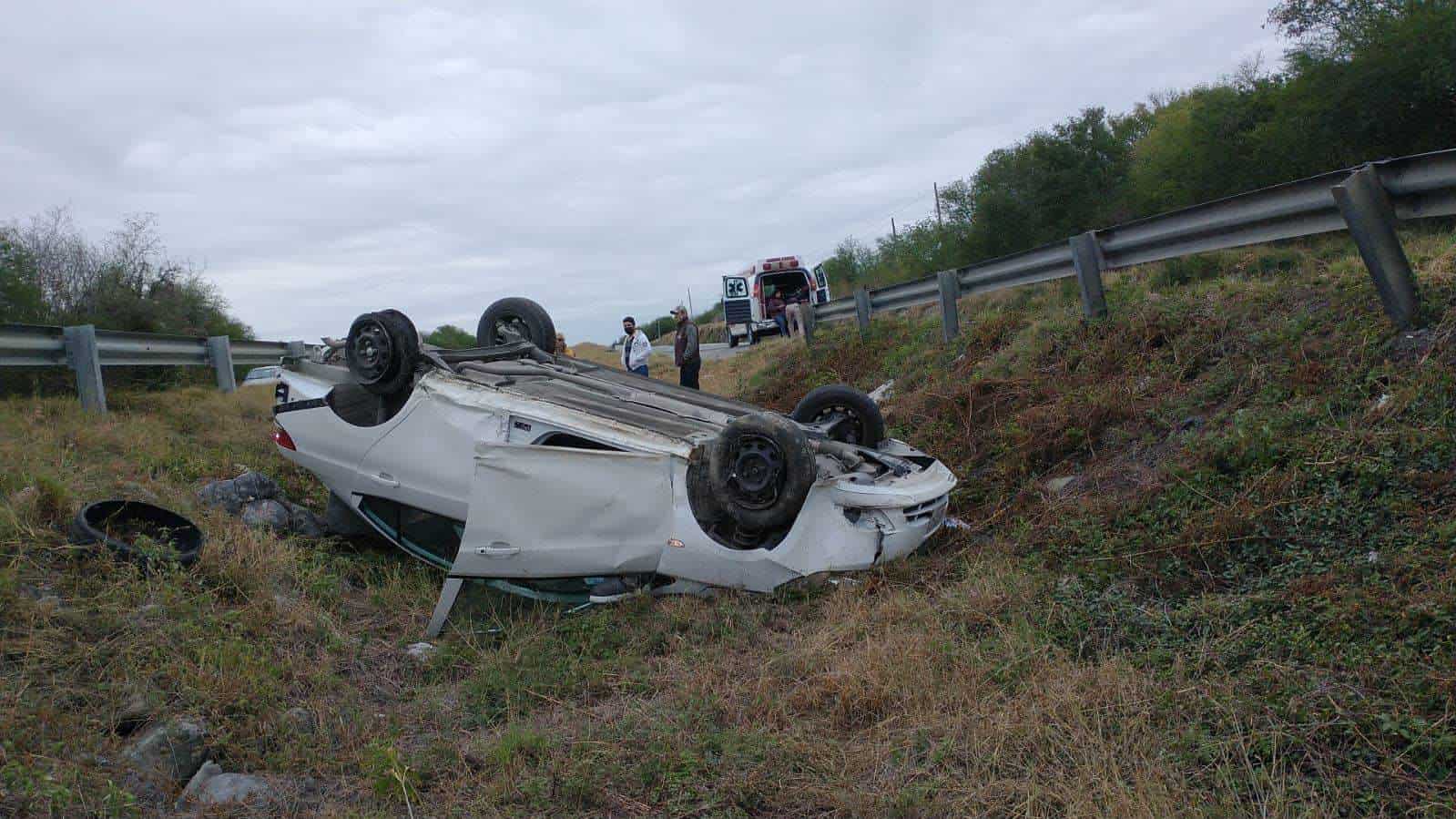 Una mujer terminó con lesiones de consideración al volcar su automóvil