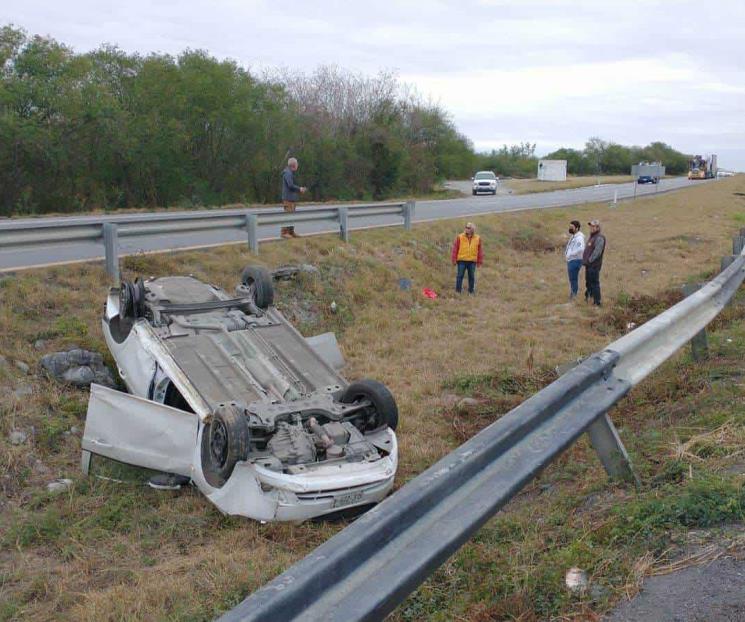 Vuelca mujer en la Carretera Nacional