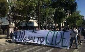 Estudiantes del CIDE bloquean Reforma por protesta