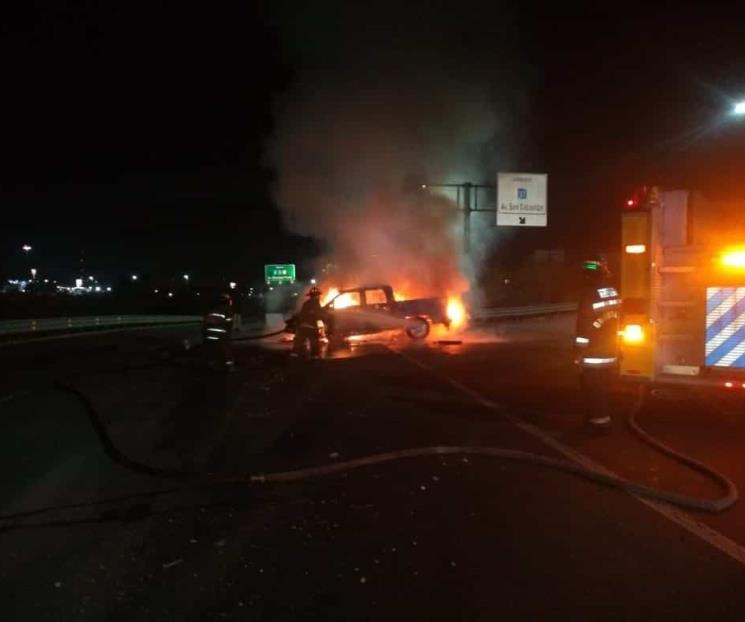 Arde su camioneta y lo detienen con arma