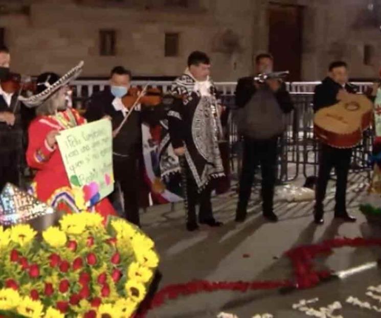 Le desean pronta recuperación a AMLO con mariachi en PN