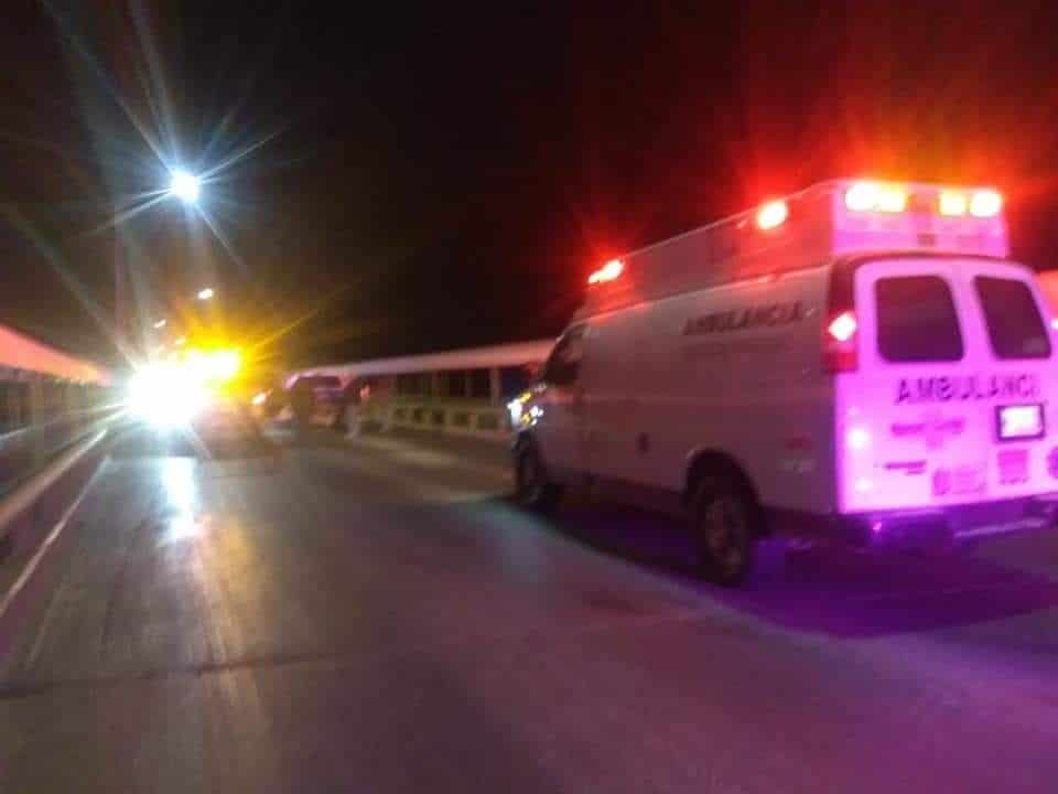 Un hombre perdió la vida y cuatro más terminaron con lesiones graves, después de que su camioneta, fue arrastrada por el ferrocarril