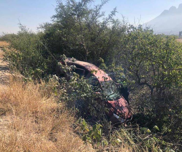Cae auto a barranco y mujer queda lesionada en García