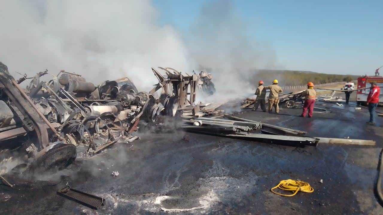 Dos personas fallecidas y una gravemente lesionada por quemaduras, ocasionó un choque entre una camioneta de carga y un autotanque