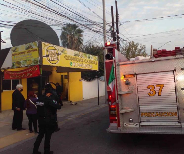 Acaba incendio con restaurante