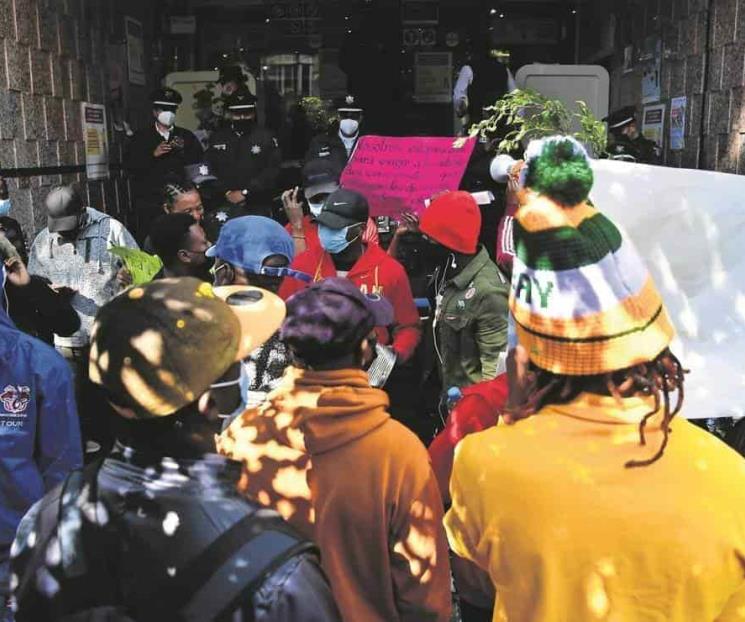 Se enfrentan haitianos y policías