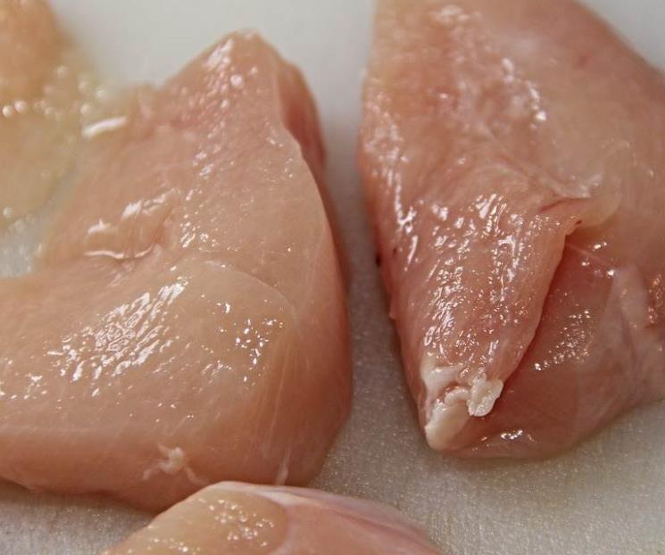 Pechuga de pollo alcanza precio de 120 pesos el kilo