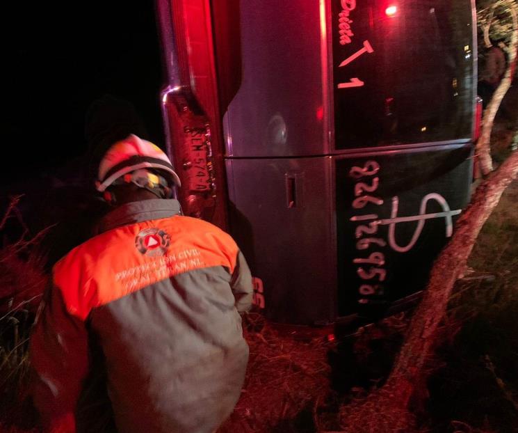 Deja volcadura dos lesionados en General Terán