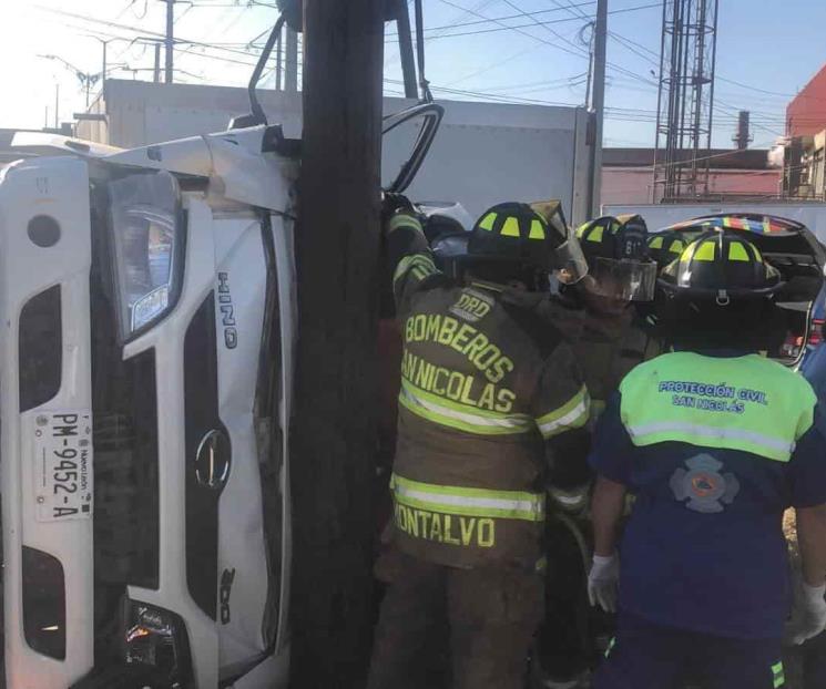 Vuelca camioneta en San Nicolás