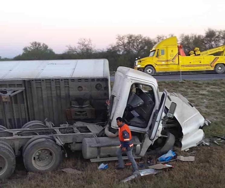 Vuelca tractocamión en la Autopista a Reynosa