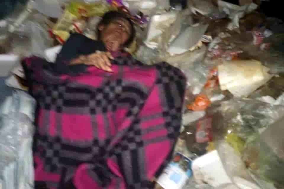 Rescatan a mujer de 60 años de edad, que había sido abandonada por su familia entre montones de basura