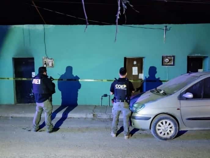 En los cateos fueron arrestadas cuatro personas, entre ellas una mujer, además de asegurarse un arma larga y droga.