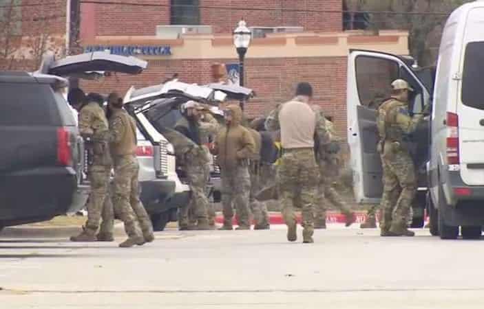 Hombre armado toma rehenes en una sinagoga de Texas