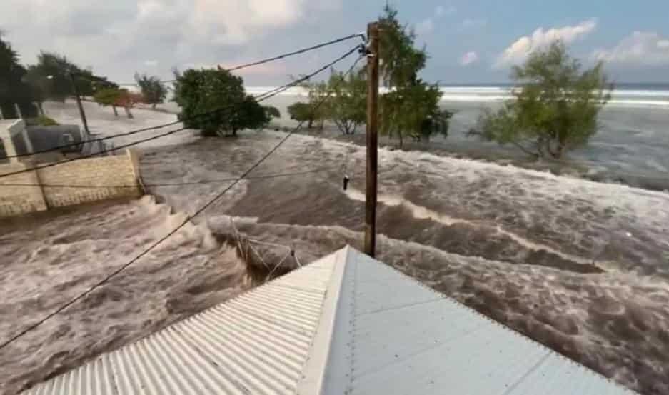Tsunami por erupción de volcán golpea costas de Japón