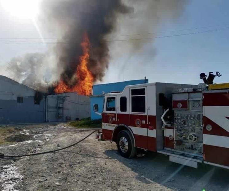 Arde bodega de tarimas