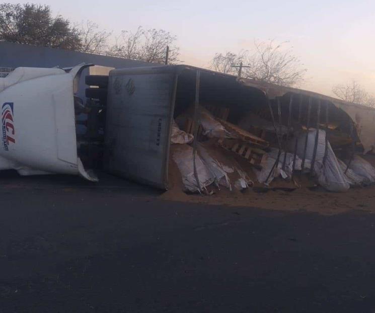 Vuelca tráiler cargado con aserrín