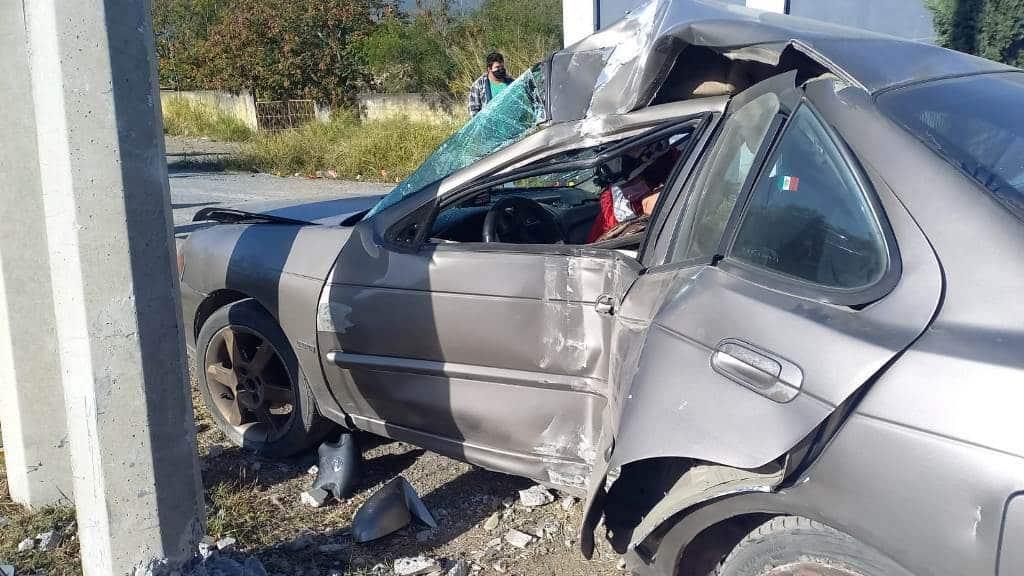 Queda grave tras estrellarse contra poste