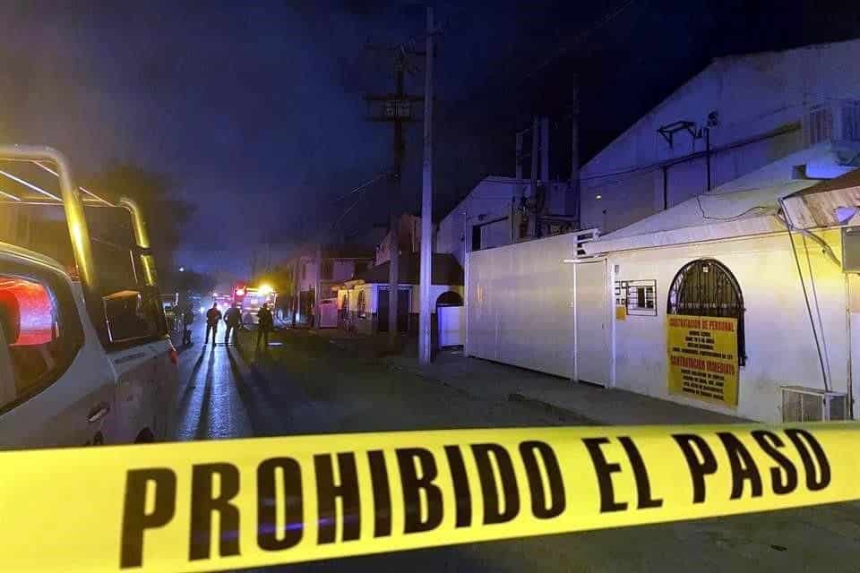 Peritos especializados en incendios indagan un siniestro registrado en una empresa