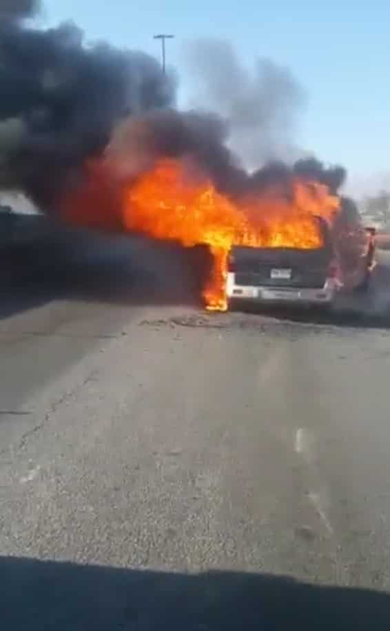 La camioneta en que viajaban, comenzó a incendiarse