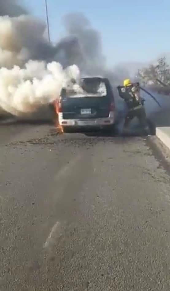 Arde camioneta de familia