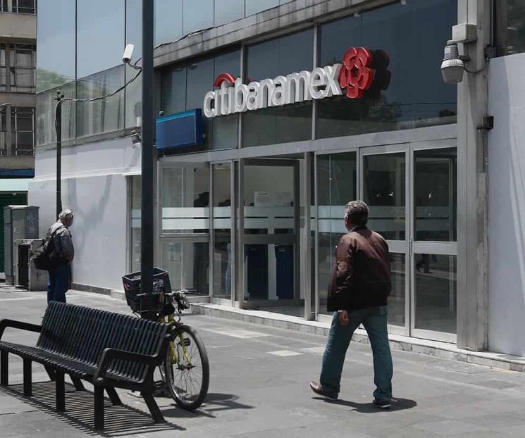 Fitch pone en observación negativa calificaciones de Banamex