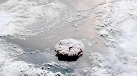 Casi desaparece isla de volcán en Tonga