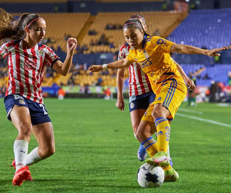 Empatan felinas con Chivas