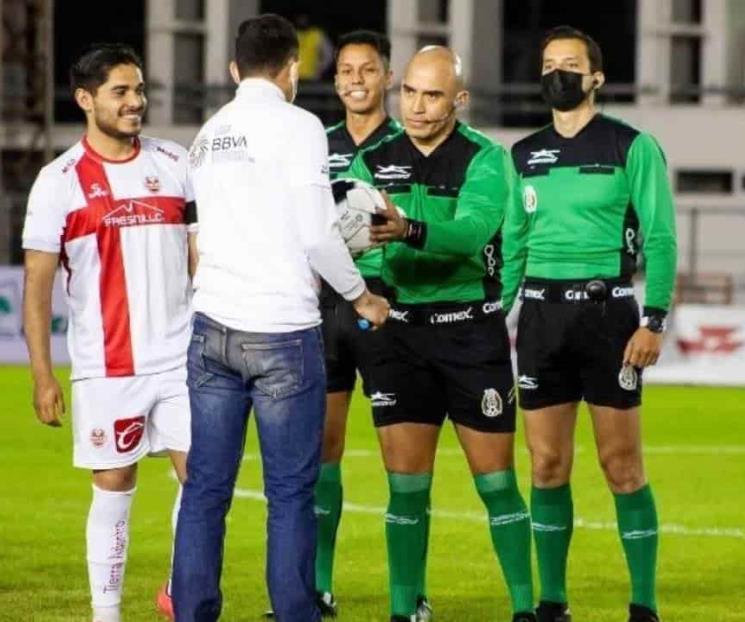 Árbitro detiene partido para respirar
