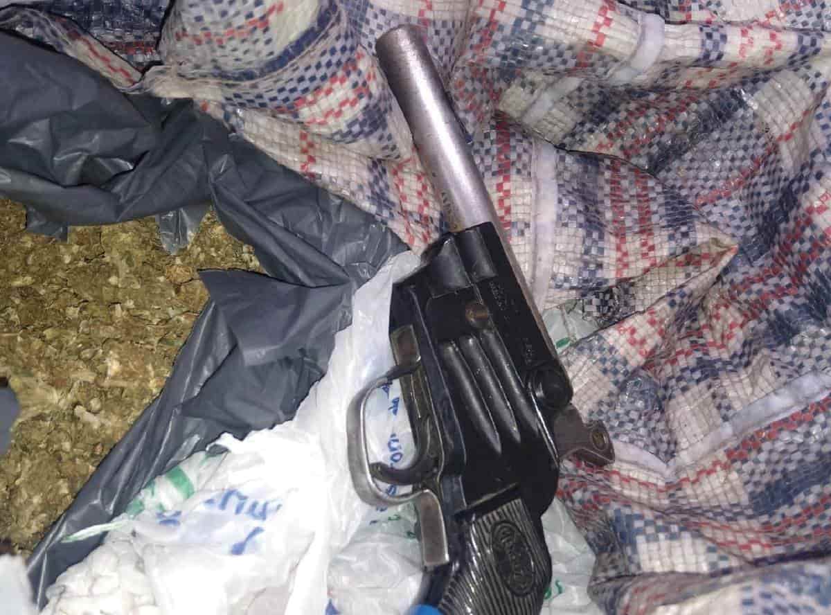 Logran la detención de un hombre que fue sorprendido con droga y un arma de fuego