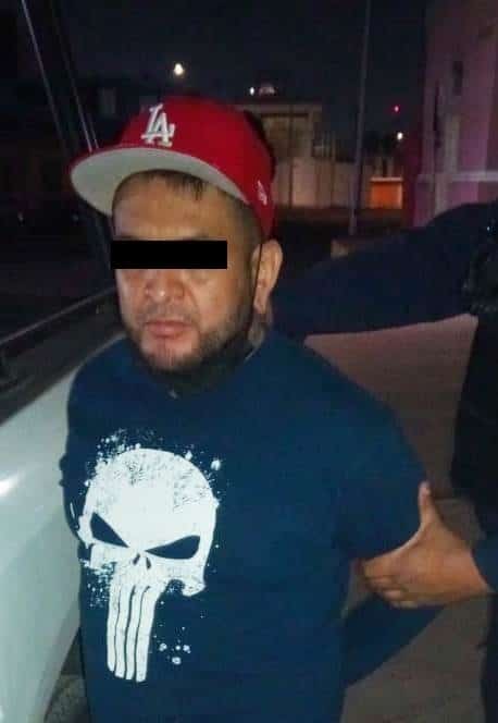 Le marcaron el alto a un automóvil que se desplazaba con las luces apagadas y al revisar al conductor le encontraron droga