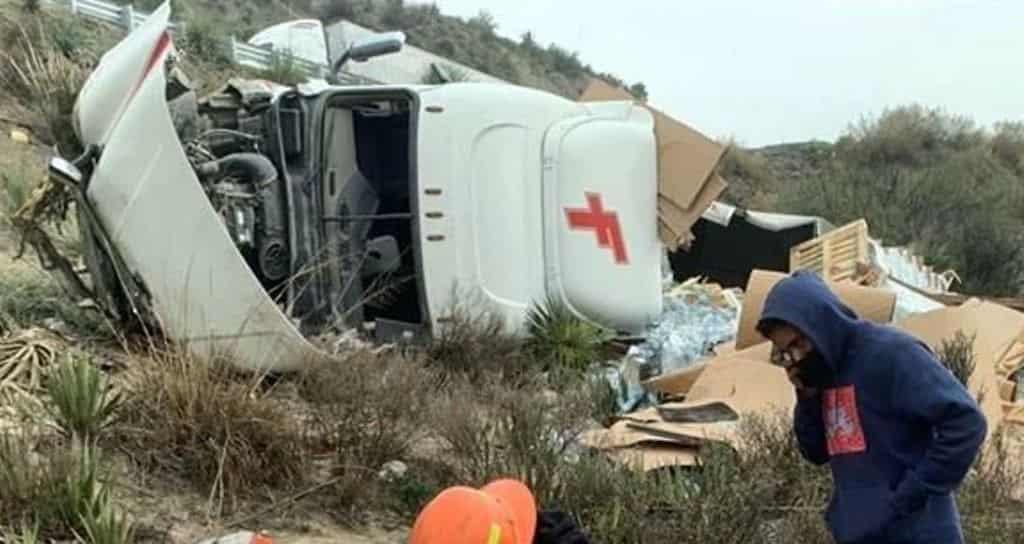 Cae tráiler a barranco en la Saltillo