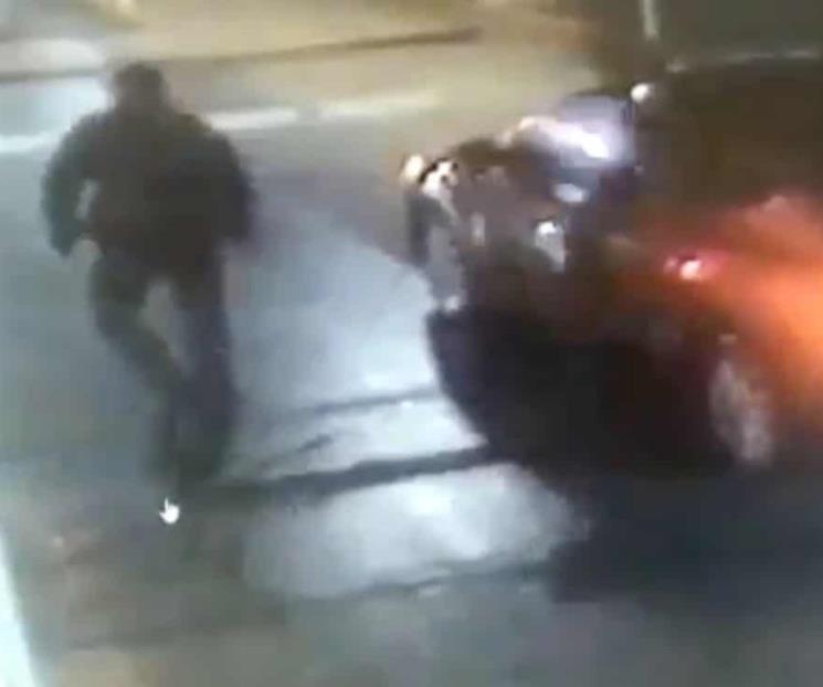 Por negarse a pagar la caseta, conductor casi es atropellado Por negarse a pagar la caseta, conductor casi es atropellado