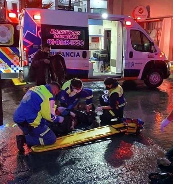 Derrapa camión y arrolla a 2 jóvenes