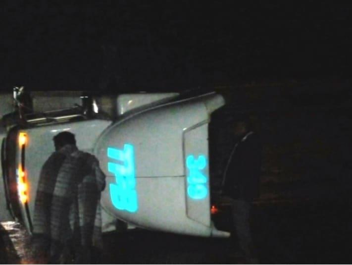 Vuelca tráiler en Hualahuises