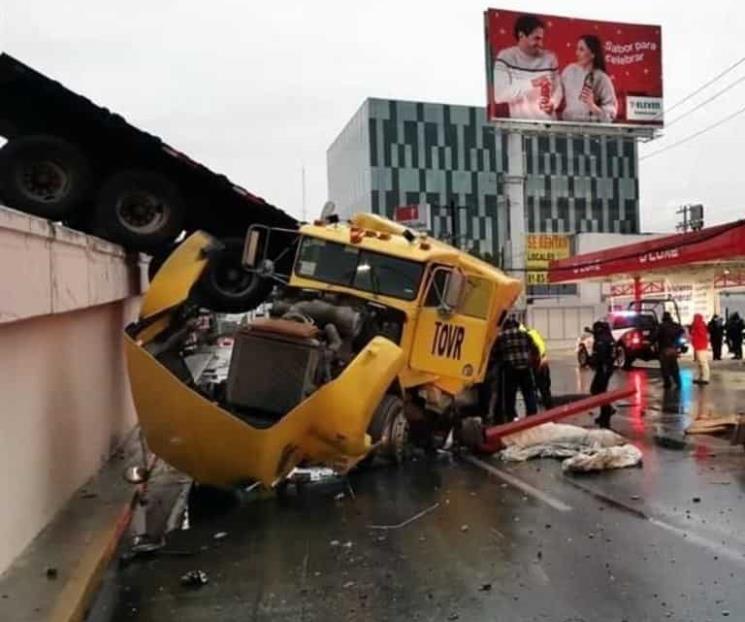 Se desploma tráiler de puente en Av. Revolución