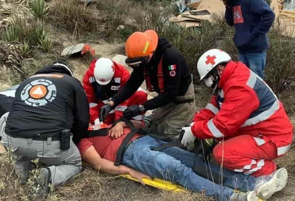 El pavimento resbaladizo de la Carretera Monterrey-Saltillo, ocasionó que un trailero perdiera el control