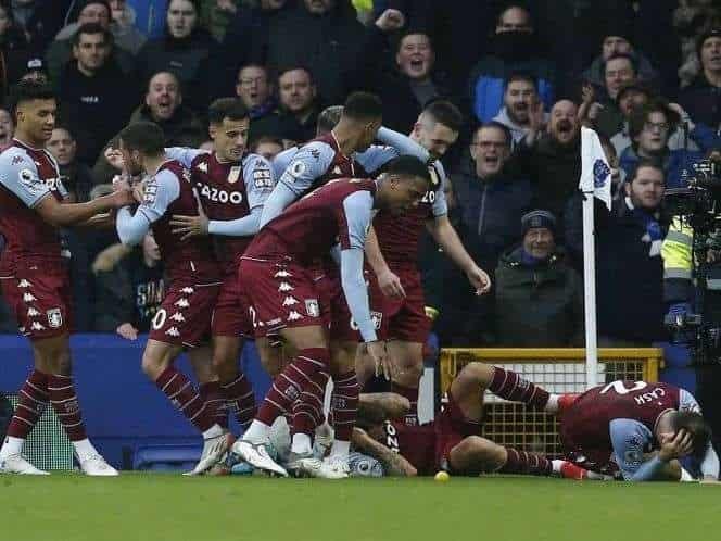 Lanzan botella a jugador en Premier League