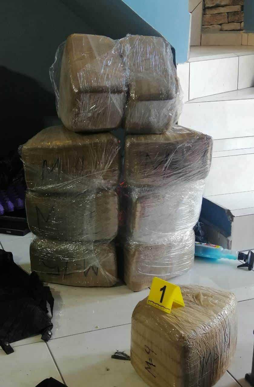 En el cateo se aseguraron varios paquetes de droga, entre ellos mariguana y cocaína, entre otras sustancias prohibidas.