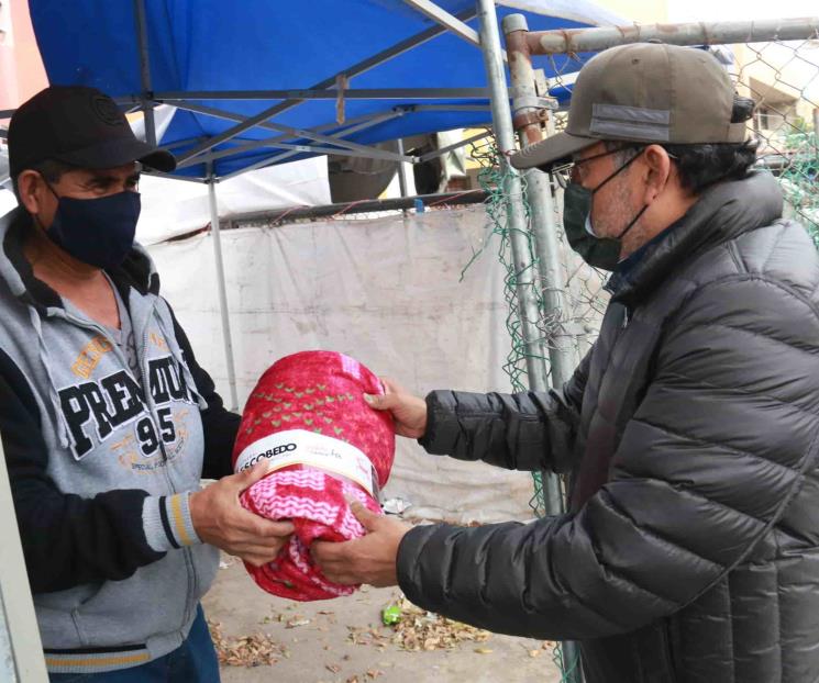 Habilitan albergues  y entregan cobijas y bebida caliente