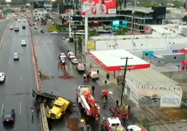 Tres personas lesionadas, fue el saldo que dejó un accidente de un tráiler, que se desplomó de un puente vehicular