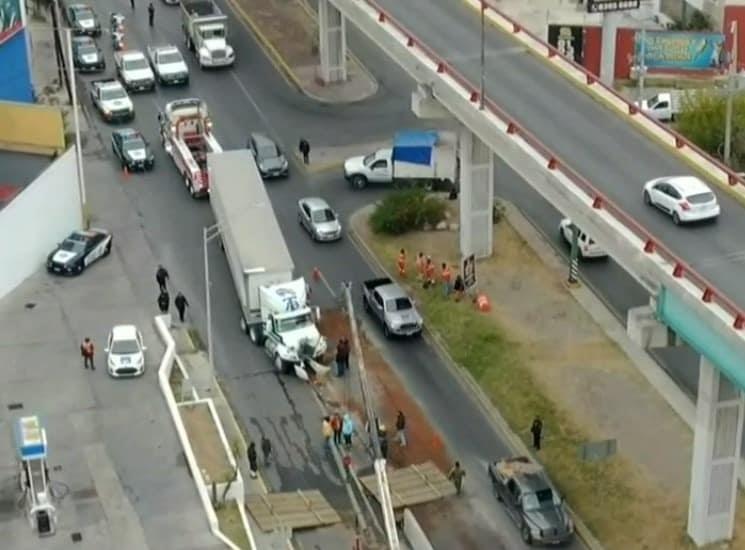 Choca tráiler en Avenida Revolución