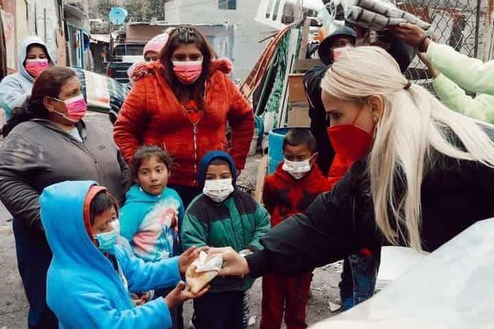 Apoyan Nava y esposa con recursos propios a gente por frío